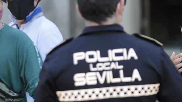 Detenido en Sevilla por agredir a dos agentes que lo pararon cuando iba en ciclomotor sin matrícula ni carnet