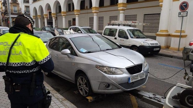 Denunciada en Sevilla por aparcar con la tarjeta de discapacidad de su marido fallecido en 2014