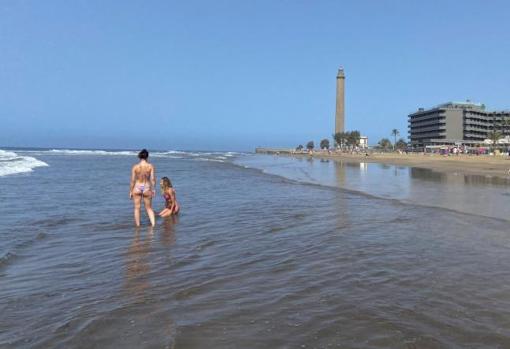 Vista de la playa de Maspalomas con el faro al fondo