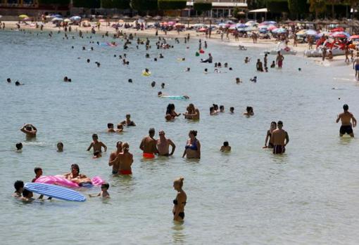 Imagen de bañistas en una playa de Mallorca