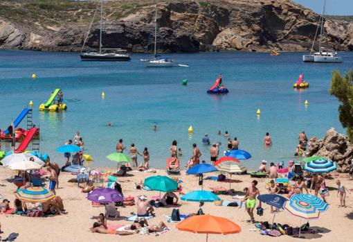 Una vista general de la playa de Arenal Díen Castell en Menorca