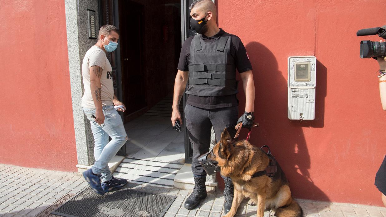 El okupa accede al bloque del Tardón ante la mirada del guarda de seguridad