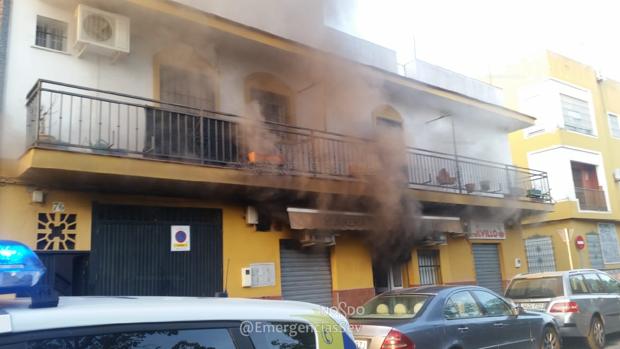 Hospitalizado el dueño de una churrería de Torreblanca (Sevilla) a causa del incendio en el local