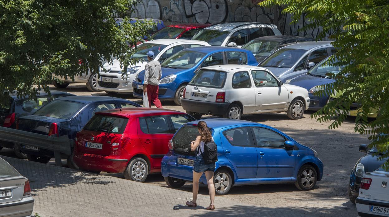 Vehículos estacionados junto al mercado de la Puerta de la Carne