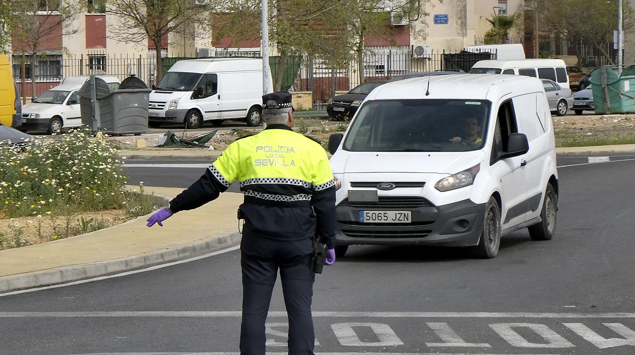 Imagen de archivo de un agente de la Policía Local dirigiendo el tráfico