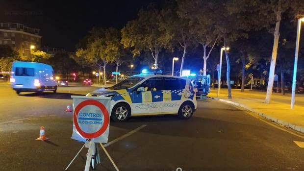 Detenido por conducir ebrio con menores y agredir a dos policías locales en Sevilla