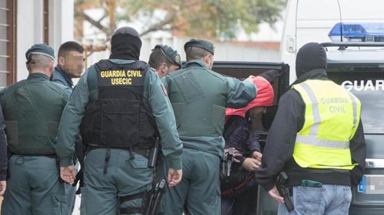 Agentes de la Usecic en una operación contra el blanqueo de capitales, en una imagen de archivo