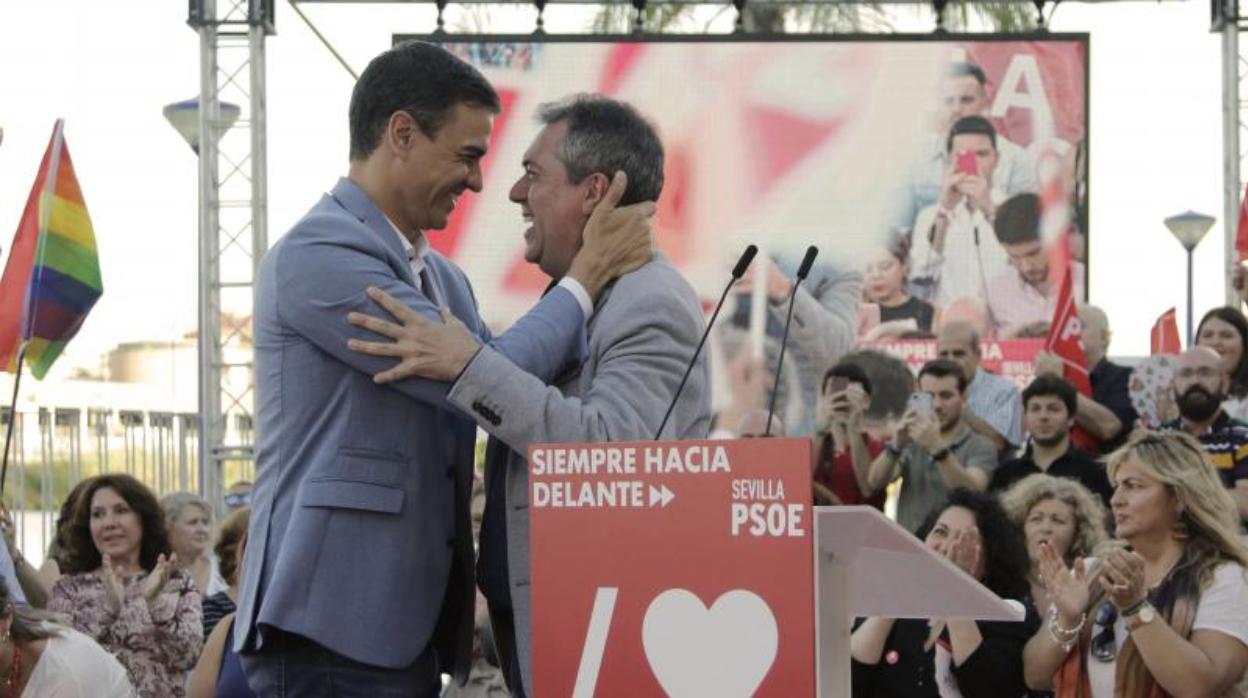 Pedro Sánchez y Juan Espadas durante un acto electoral de las últimas municipales