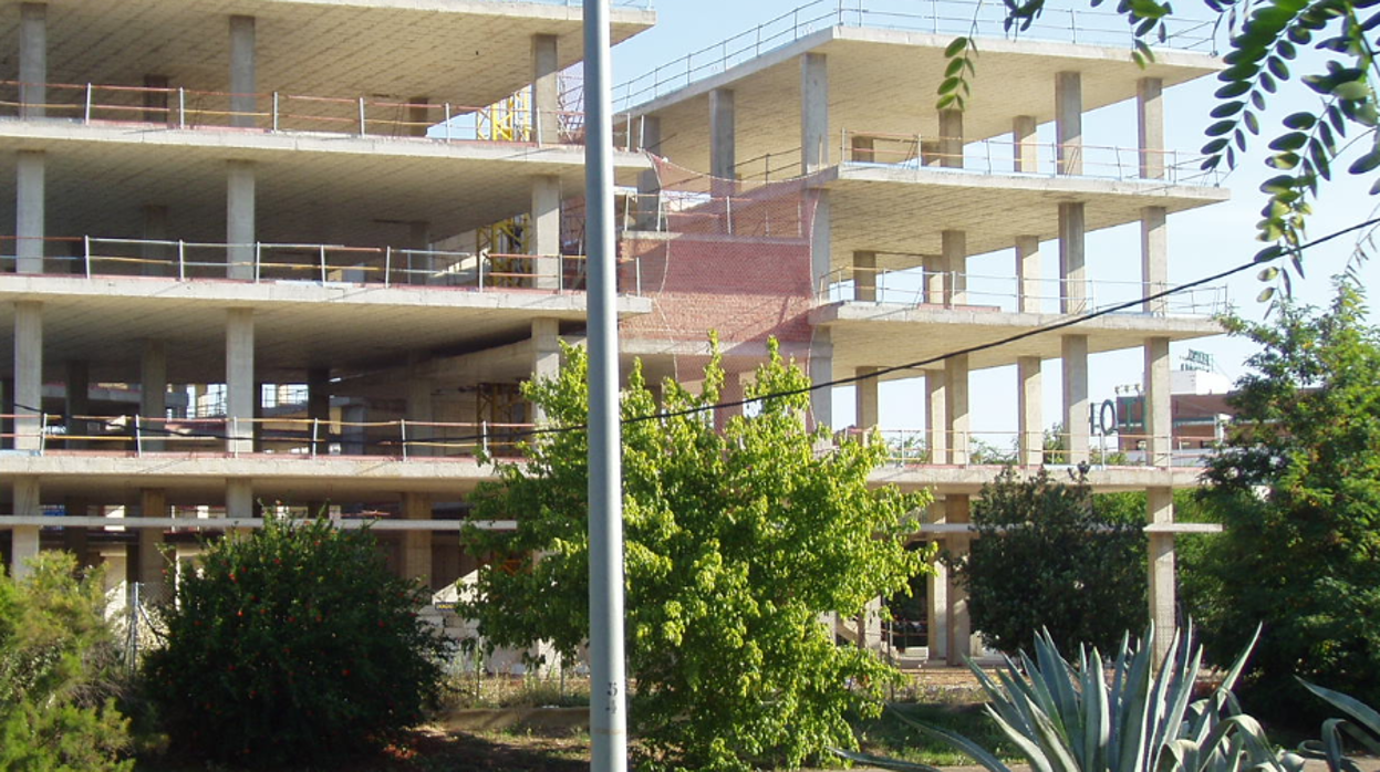 El esqueleto del edificio abandonado desde 2008 frente a Fibes