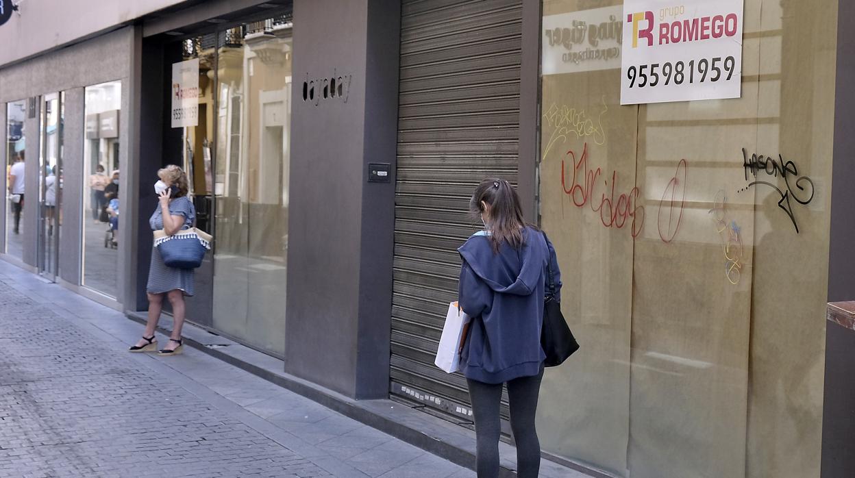 Comercios cerrados en la calle San Eloy de Sevilla