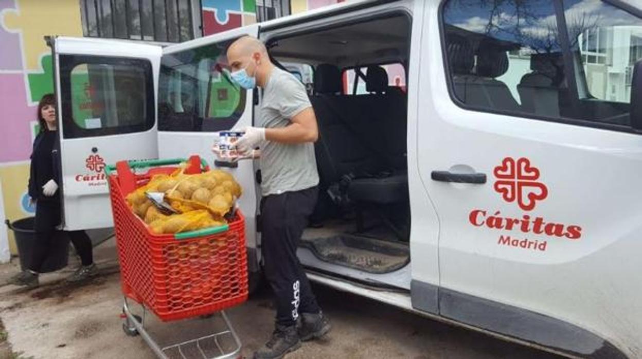 Voluntarios de Cáritas realizando labores de reparto de alimentos