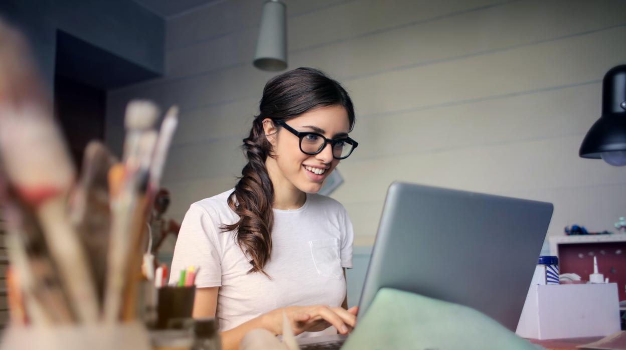 Imagen de una chica teletrabajando desde casa