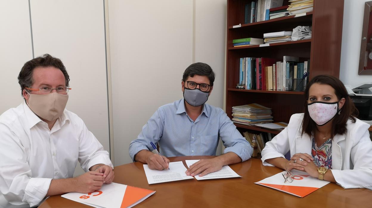 Los concejales de Ciudadanos en Sevilla, con Pimentel en el centro