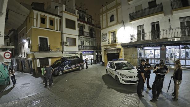 La Policía de Sevilla denuncia a 162 personas en dos noches por no llevar mascarilla y beber en la calle