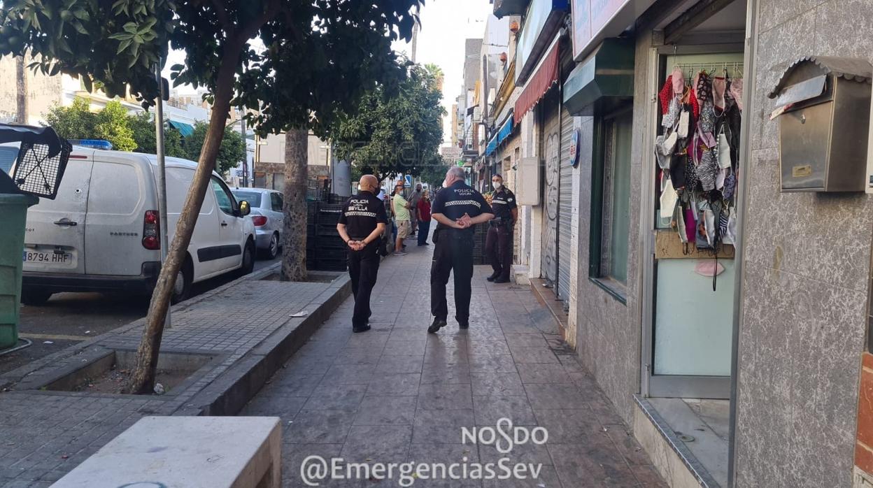 Varios agentes de la Policía Local de Sevilla patrullan las inmediaciones del mercadillo ilegal de Su Eminencia