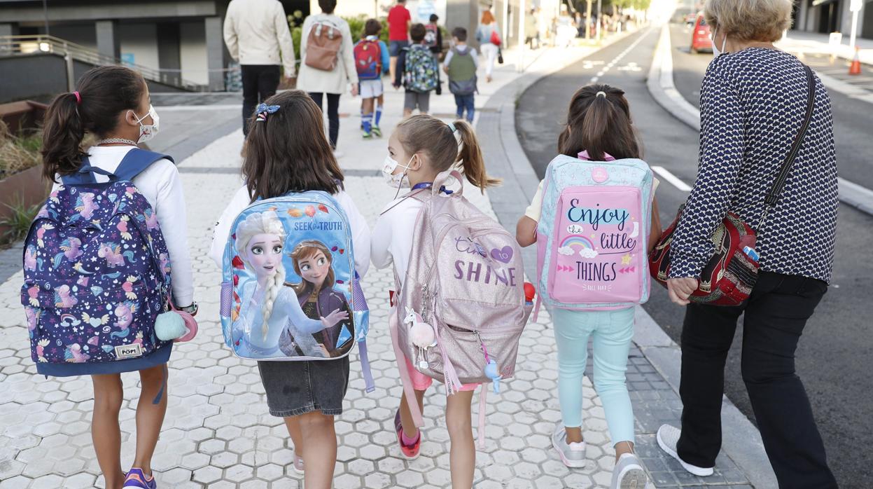 Un grupo de niñas acude al colegio con mascarillas higiénicas