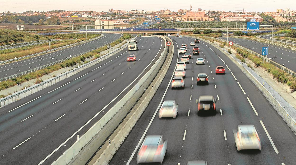 Cada día pasan 21.000 coches por la carretera que recoge el tráfico de Espartinas y Villanueva hacia la A-49