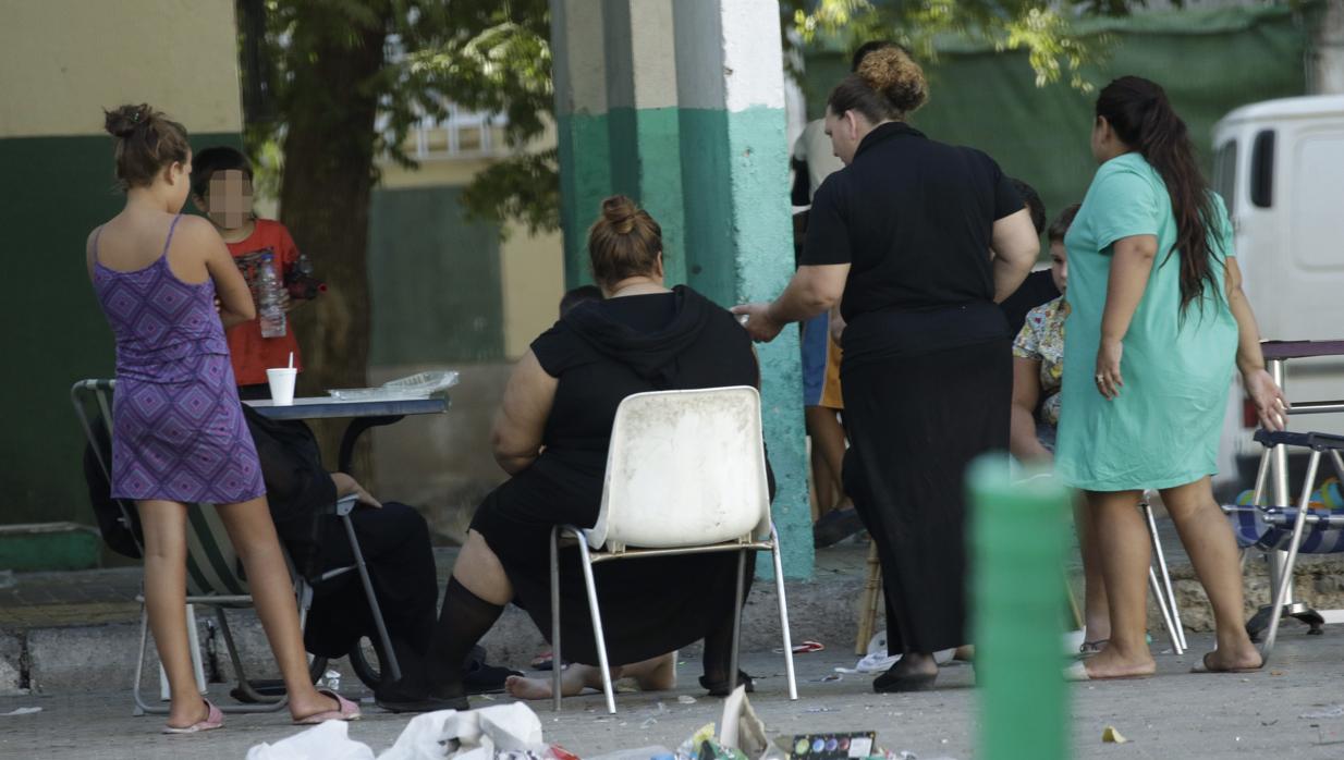 Reuniones en la calle sin mascarilla ni distancia social son habituales