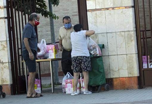 En la parroquia Jesús Obrero, la recogida de alimentos, con mascarilla