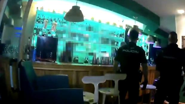 Desalojado un bar en Sevilla con siete clientes escondidos en los baños