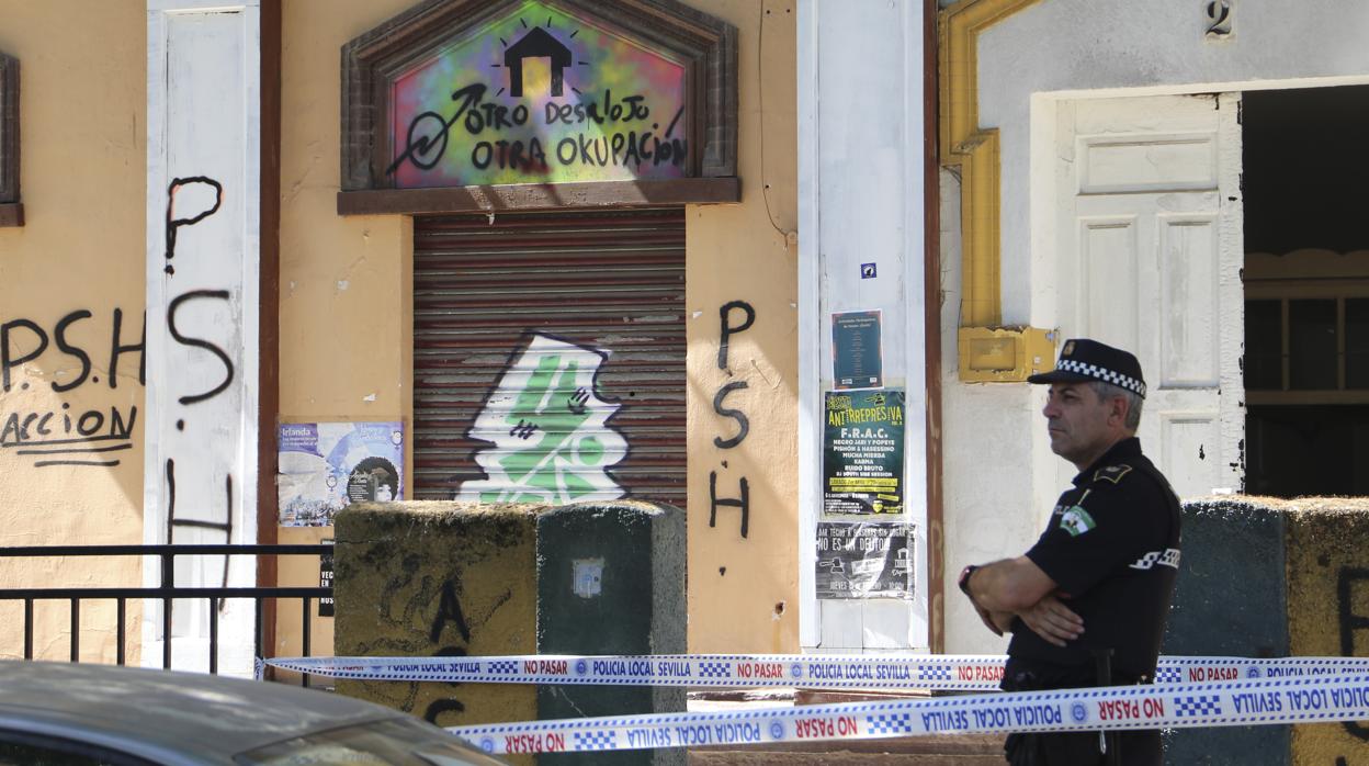 Precinto de la Policía Local en un edificio okupado de la Macarena