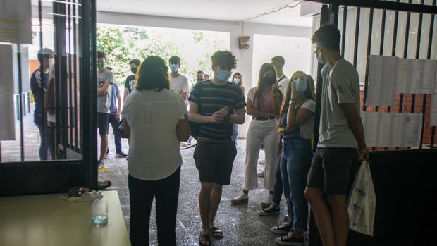 El 71 por ciento de los institutos dará sólo la mitad de clases en el aula a partir de 3º de ESO en Sevilla