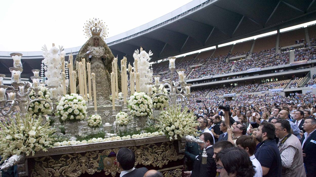 La Esperanza Macarena presidió la beatificación hace diez años en el Estadio Olímpico