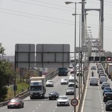 Tráfico denso en el puente del Centenario