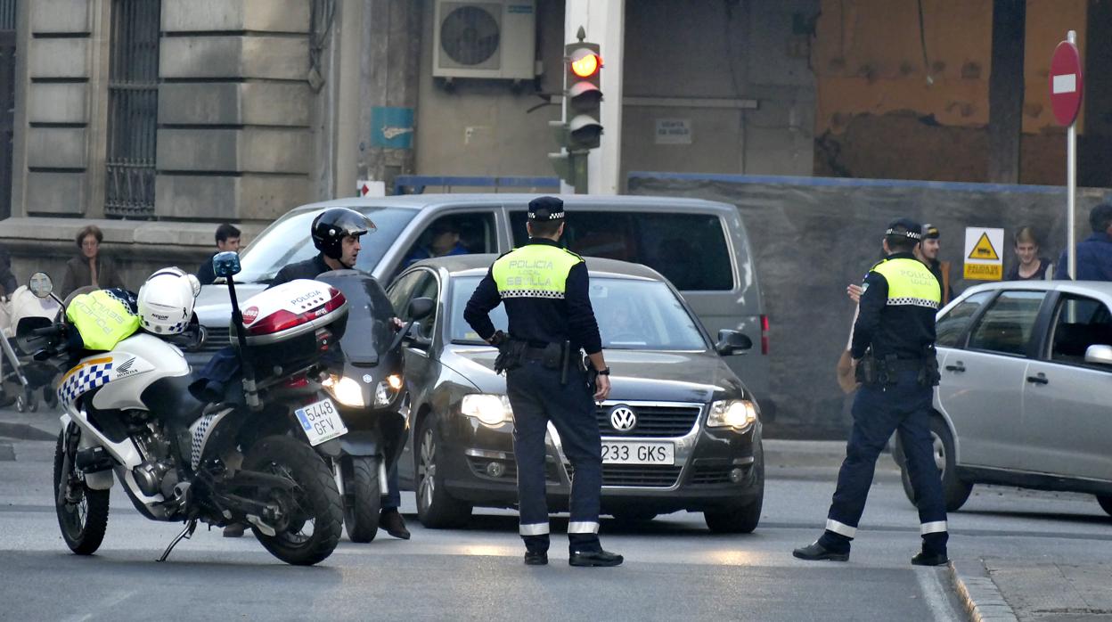 Agentes de la Policía Local, cortando el tráfico en San Pedro