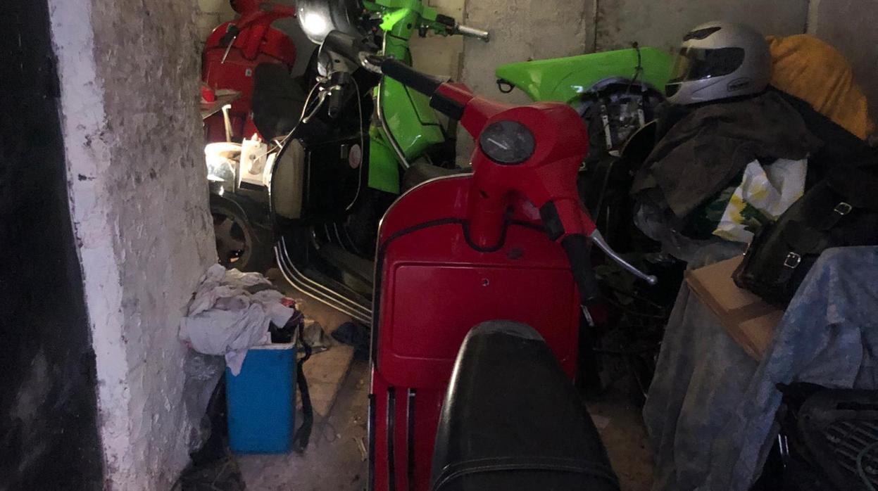 Algunas de las motos localizadas en el interior de uno de los trasteros