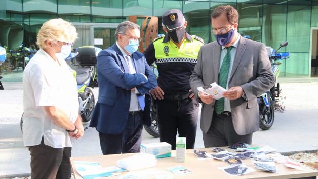 La Policía Local de Sevilla interviene casi 700.000 mascarillas y litros de hidrogel falsificados