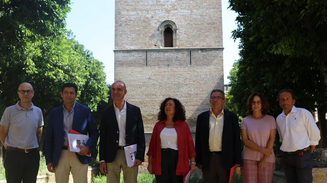 Antonio Muñoz, junto a responsables de la empresa que realizará los trabajos de arqueología