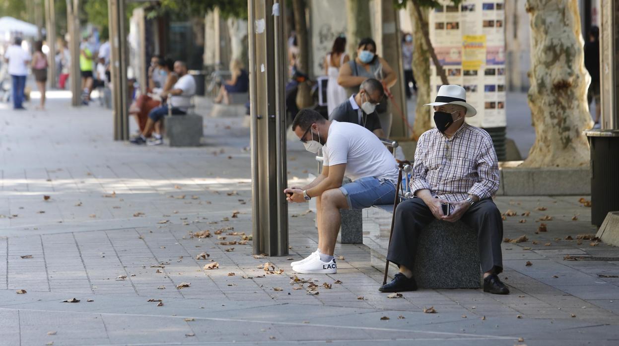 Gente disfrutando del buen tiempo en Sevilla