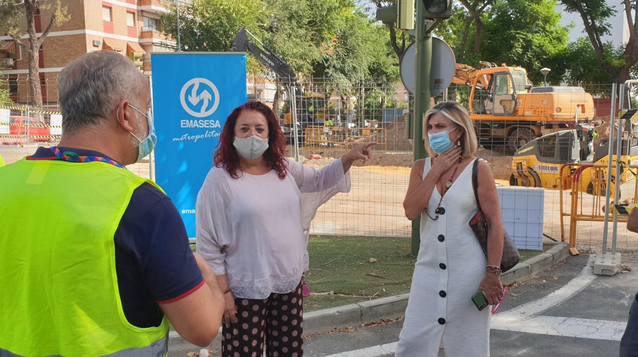 La delegada del Distrito Triana durante una reciente visita a las obras de la Ronda de Tejares