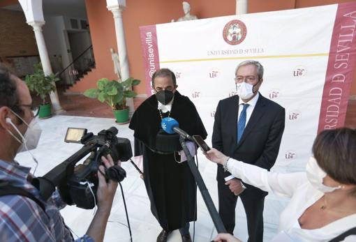 El rector de la US y el consejero de Educación atienden a los medios antes del acto