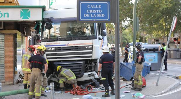 Un camión sin control arrolla a varios vehículos y deja dos heridos en la avenida Cruz del Campo de Sevilla