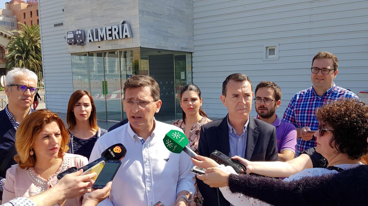 El socialista José Luis Sánchez Teruel, en una rueda de prensa