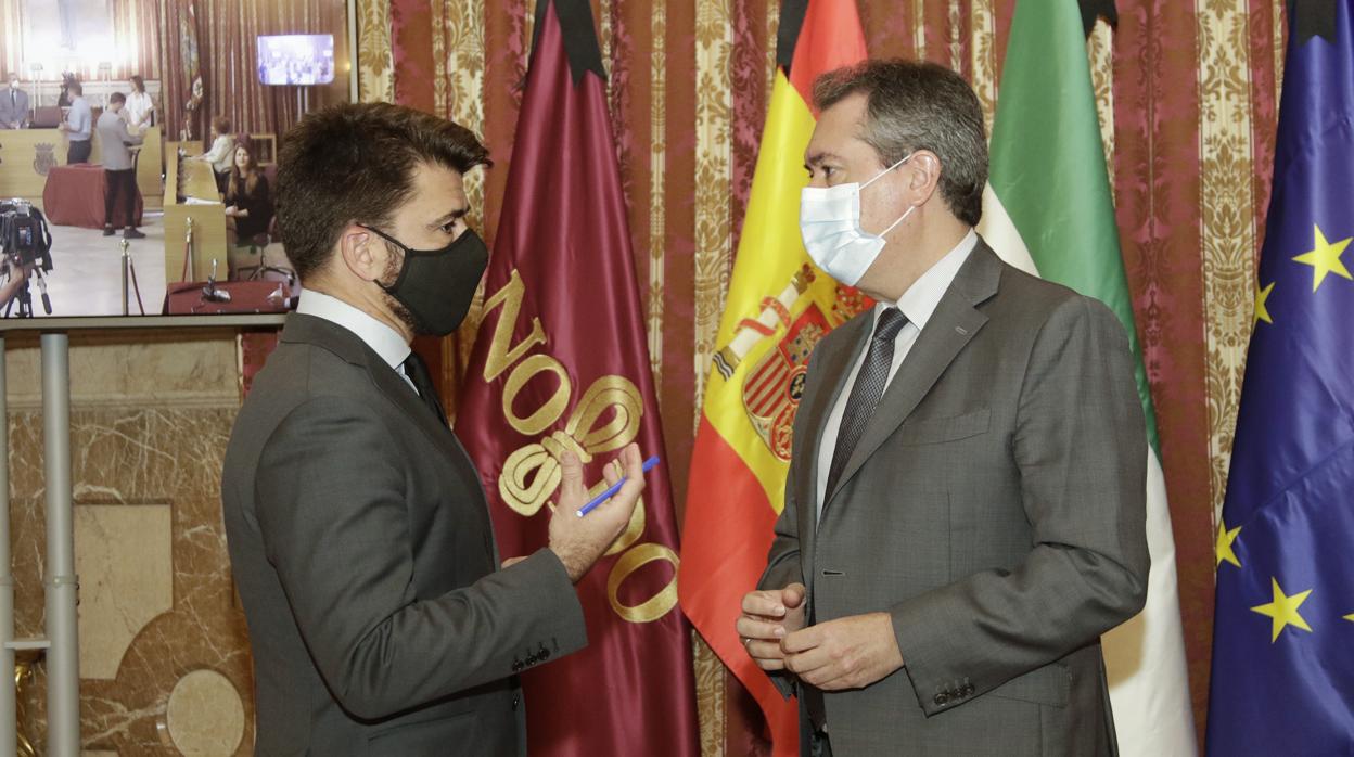 Juan Espadas y Beltrán Pérez charlan durante un acto en el Ayuntamiento