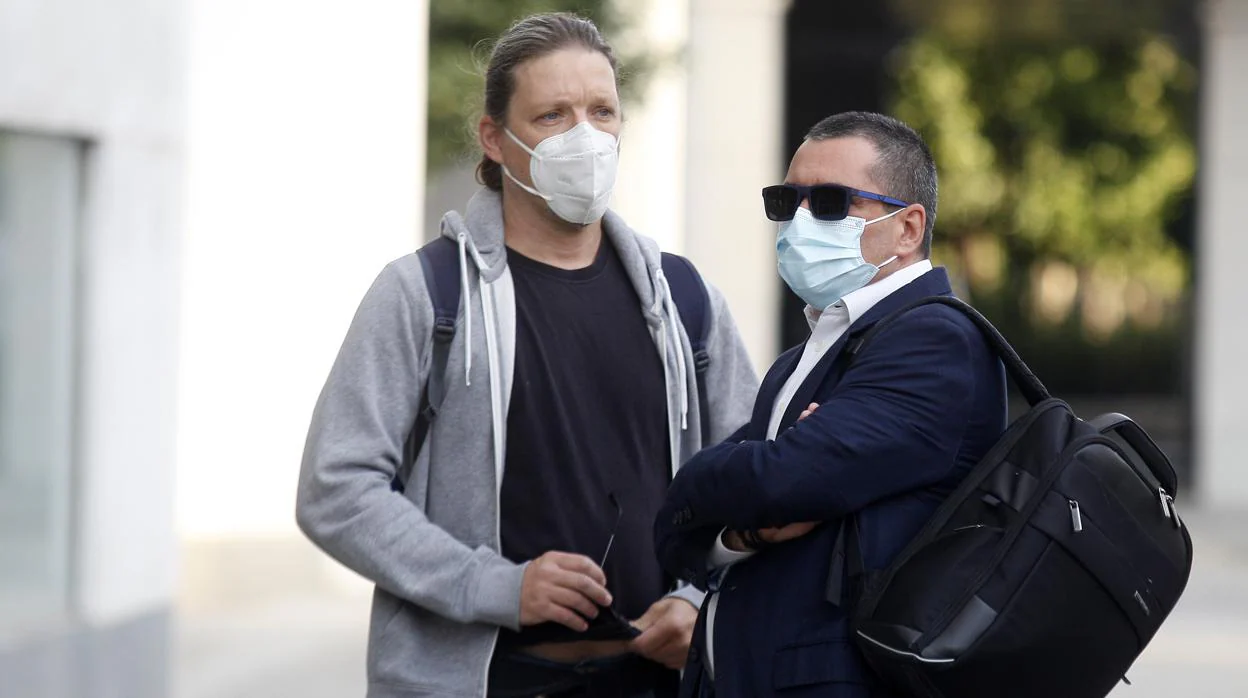 Carlos Vázquez, con gafas de sol, esperando para entrar el pasado lunes a los juzgados