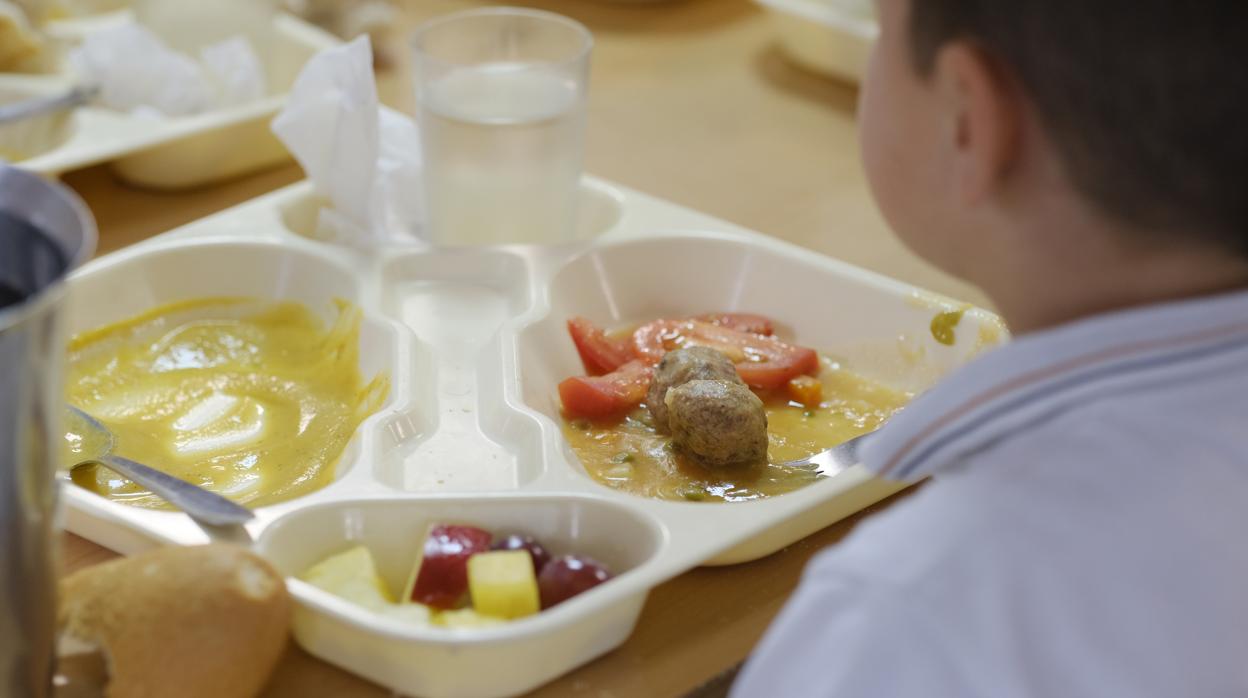 Un niño en un comedor escolar