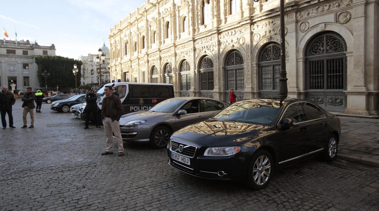 Coches oficiales aparcados en la plaza de San Francisco