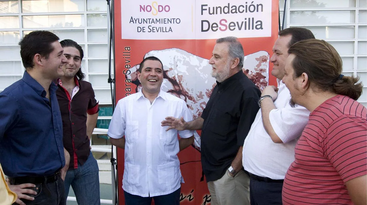 Carlos Vázquez y Antonio Rodrigo Torrijos, en el centro, con el exgerente acusado (primero por la izquierda) y otros militantes de Izquierda Unida, en un acto de la Fundación DeSevilla en 2009