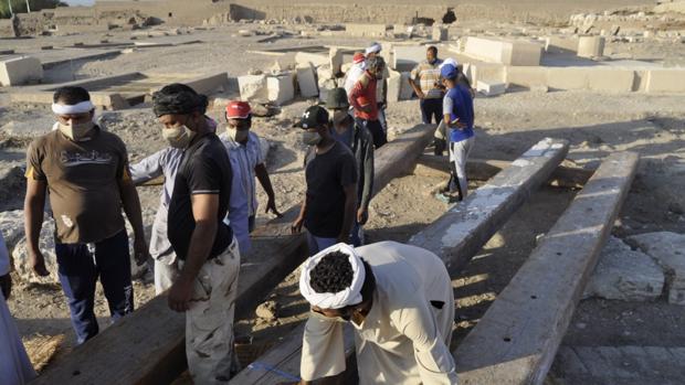La arqueóloga sevillana Myriam Seco investiga en el templo de Luxor