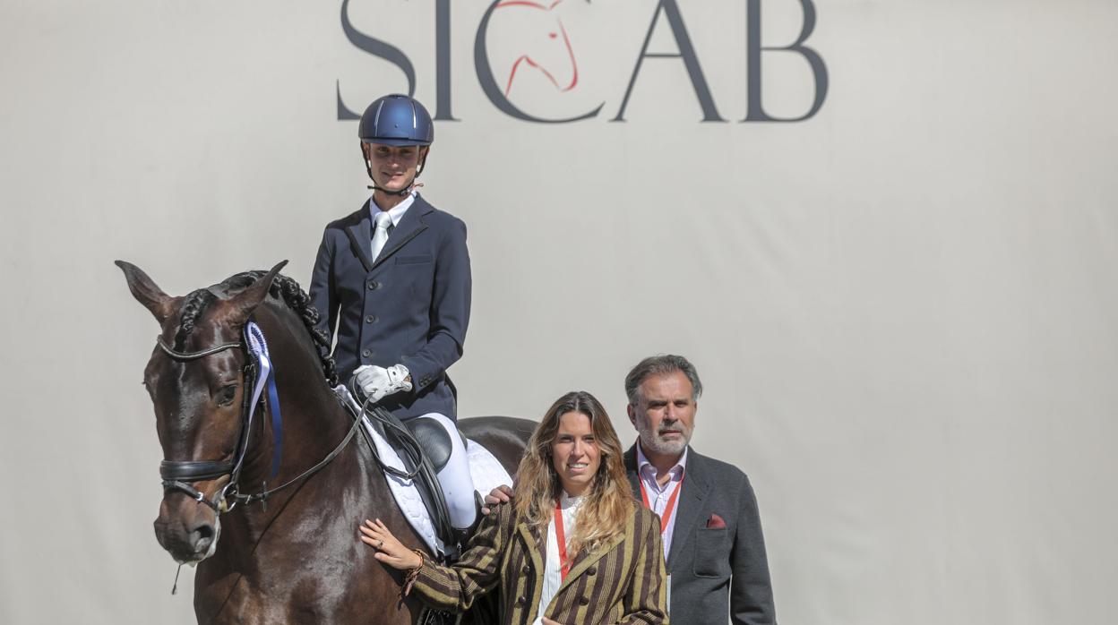 Abelardo Morales y su hija Lorena junto al caballo ganador de su yeguada