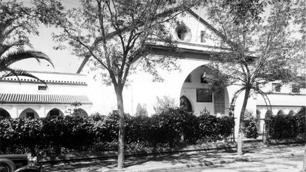 #ArchivoABCsev: El Hospital de la Cruz Roja y su avenida en una imagen de Serrano tomada en 1957