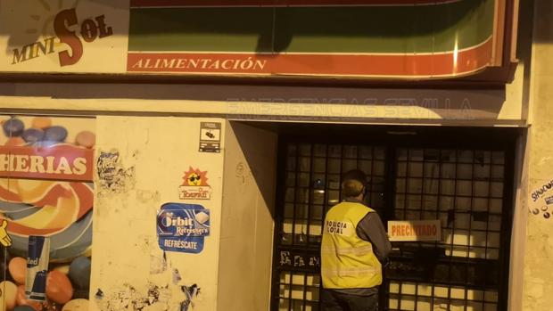 La Policía precinta un establecimiento de Los Remedios por vender bebidas alcohólicas a grupos de menores