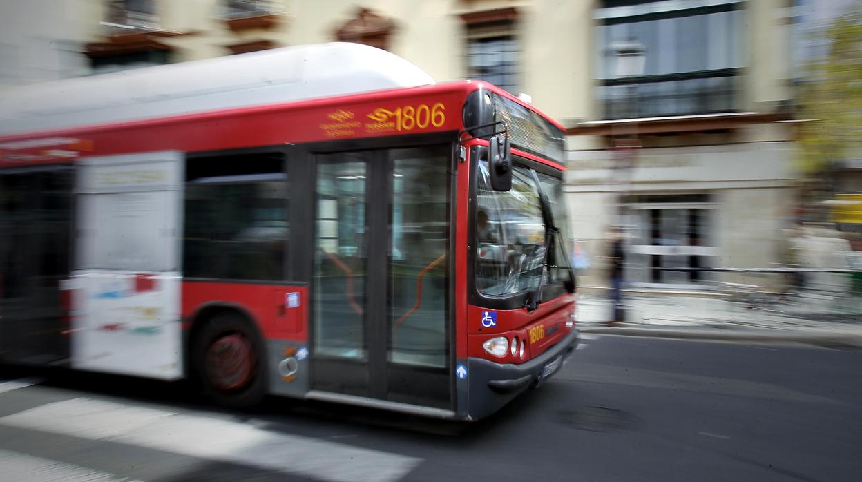 Un autobús de Tussam, en pleno recorrido por el Centro