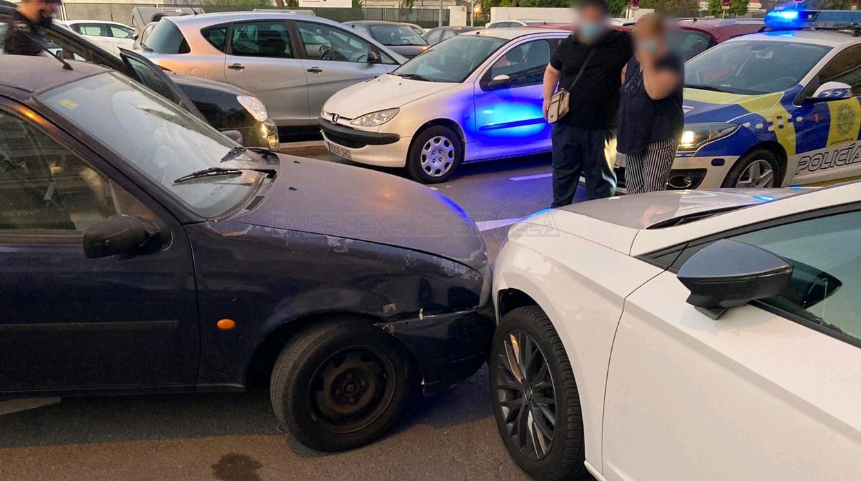 A la izquierda, el vehículo sustraido tras chocar con otros en Parque Alcosa