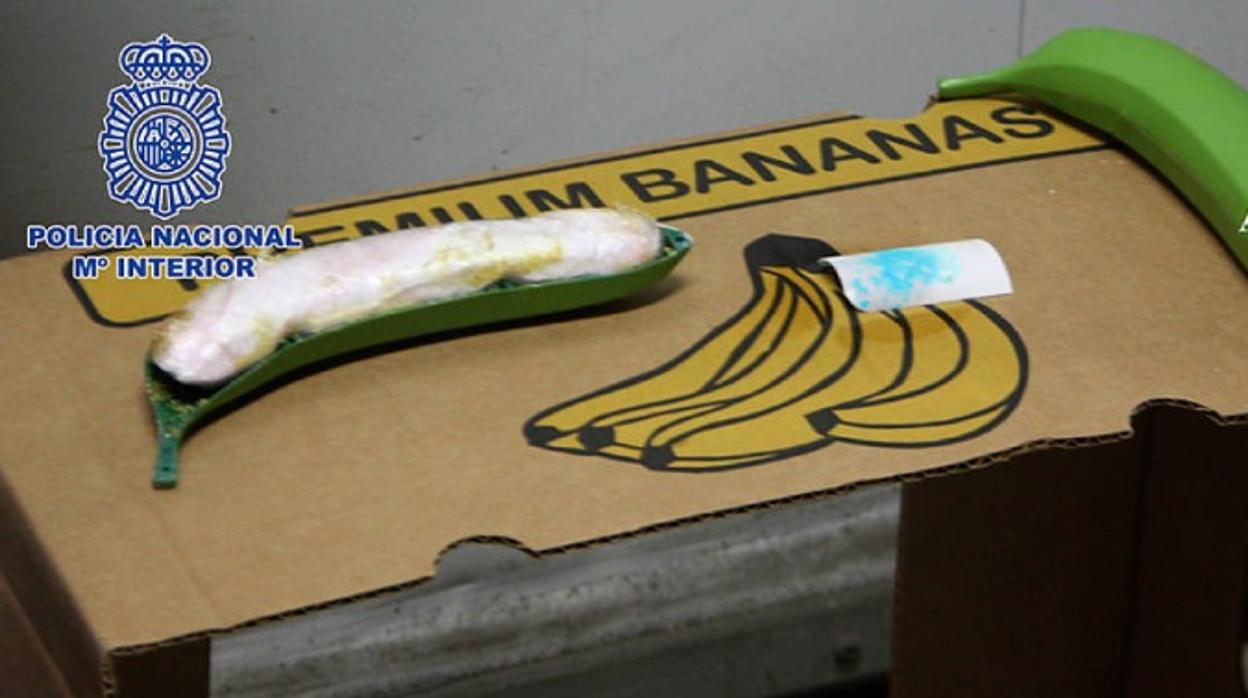 Cocaína camuflada con la cáscara de una banana de un alijo intervenido por la Policía