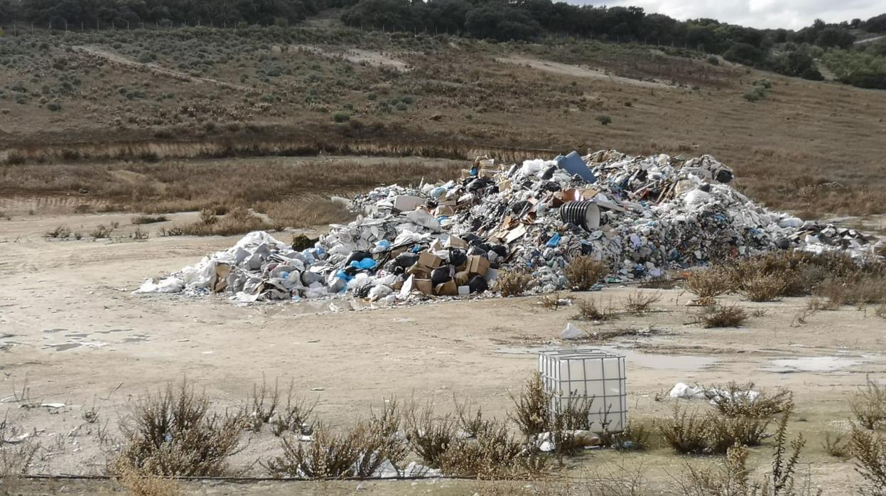 Muestra de la basura depositada en el vertedero de Estepa sin reciclar